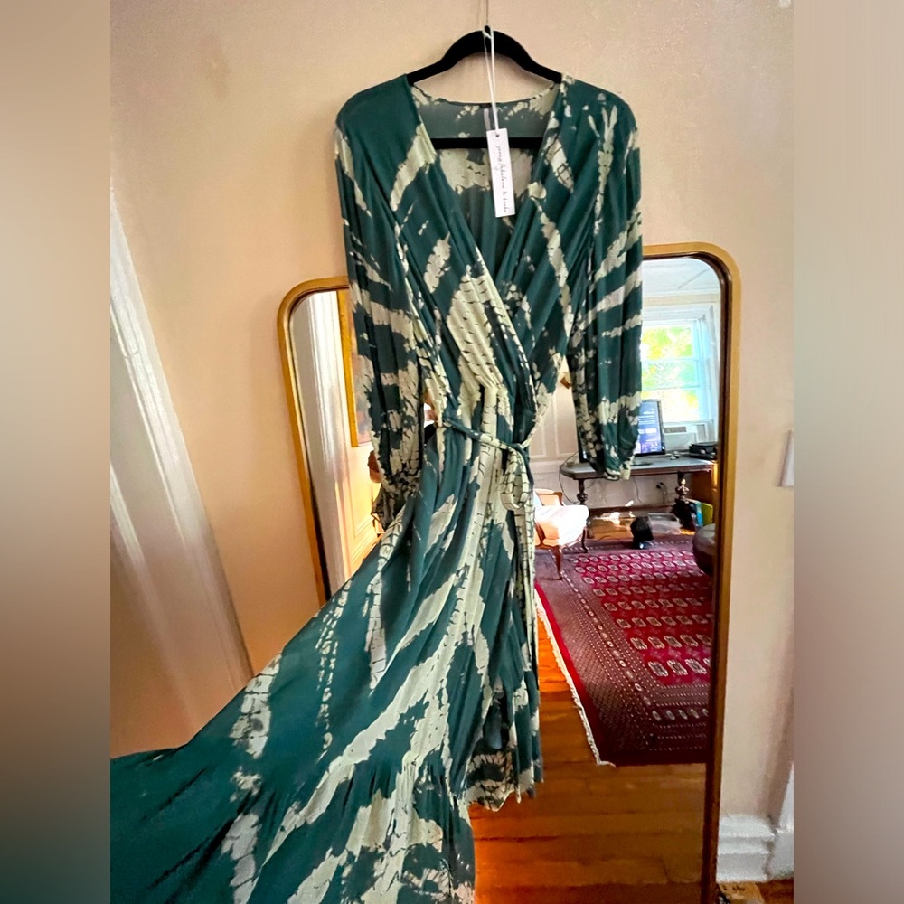 Beautiful dress, never worn. Sea foam greens…